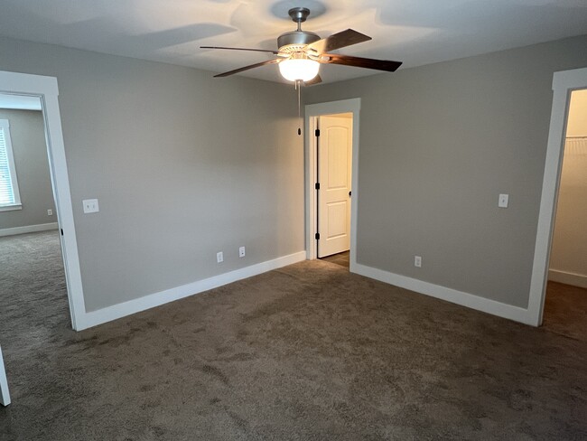 Building Photo - 5849 Longview Ln