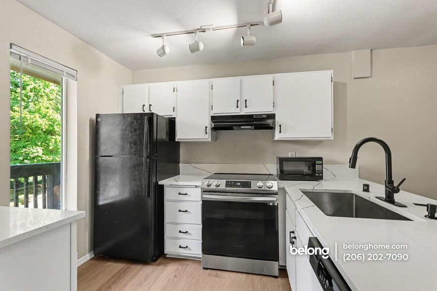 Building Photo - 515 Newport Way NW