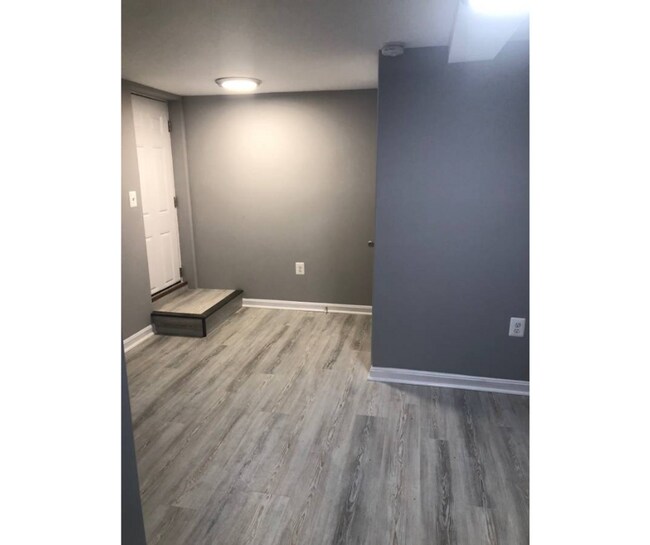 Building Photo - 3445 Juneway-4-M/bath AVAILABLE $950 4-Master bathroom