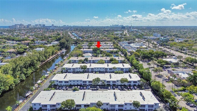 Building Photo - 6385 Bay Club Dr