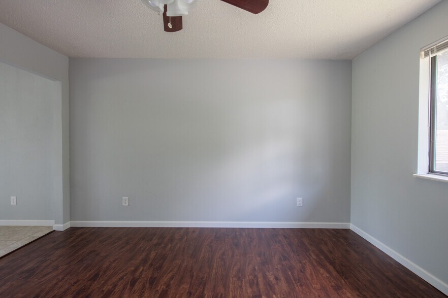 Building Photo - 11 Carriage Lane