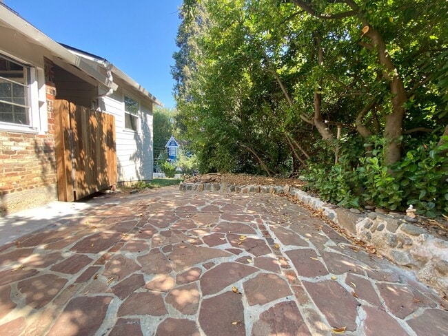 Building Photo - 414 S Pine St