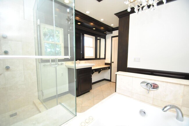 Building Photo - Stunning Colonial Revival in Bixby Knolls