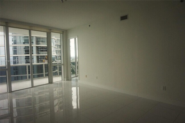 Building Photo - 15811 Collins Ave