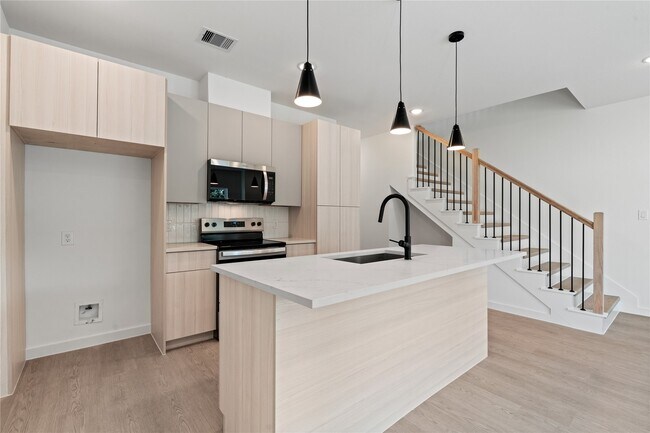 Building Photo - 1031 North Ln