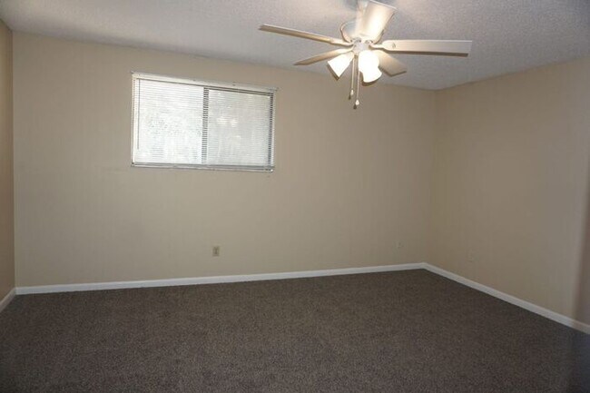 Building Photo - 3 bedroom townhouse near NAS Jax