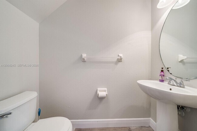 Building Photo - 8040 Sanibel Dr