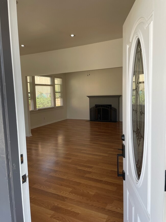 Building Photo - 1110 W 164th St