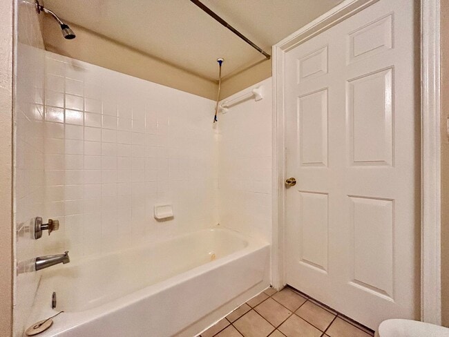 Building Photo - Light-Filled 2BR/2BA with Balcony in Austin