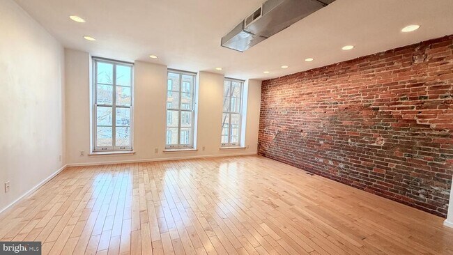 Building Photo - 136 N 3rd St