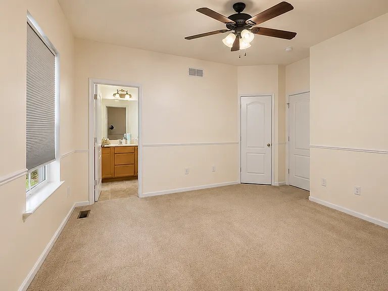 Building Photo - 1036 E Davinci Dr