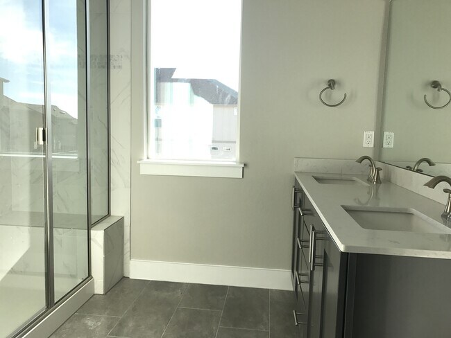 Building Photo - BEAUTIFUL TOWNHOUSE IN CRESTVIEW