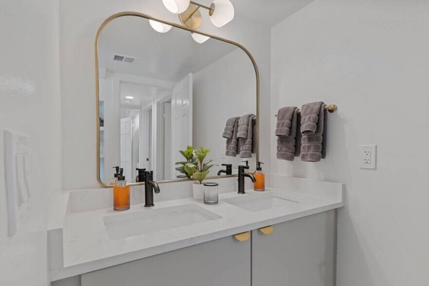 Building Photo - 909 E Camelback Rd