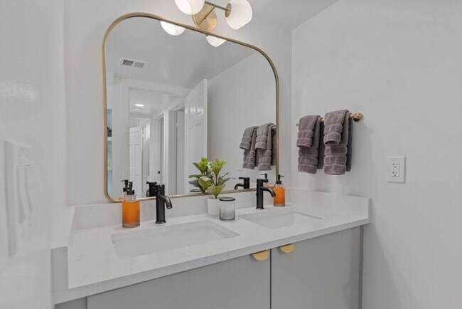 Building Photo - 909 E Camelback Rd