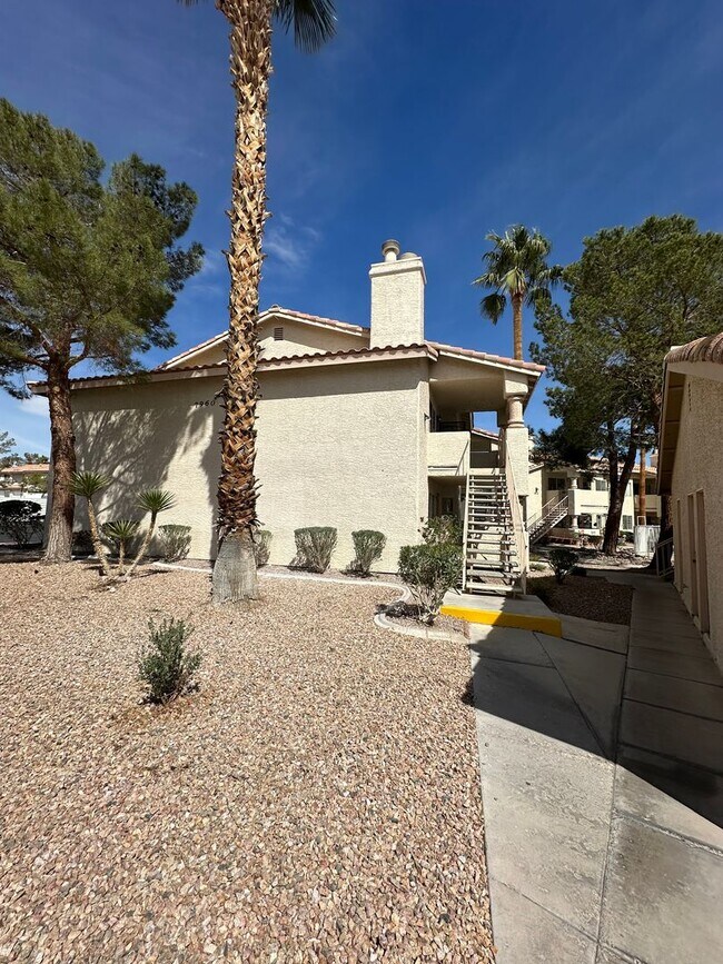 Building Photo - Newly remodeled condo close to Summerlin!