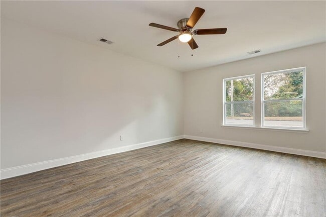 Building Photo - 104 Klassing St SW