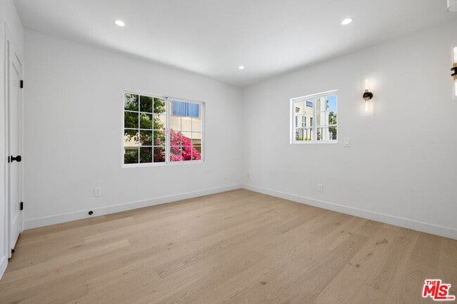 Building Photo - 839 Westmount Dr