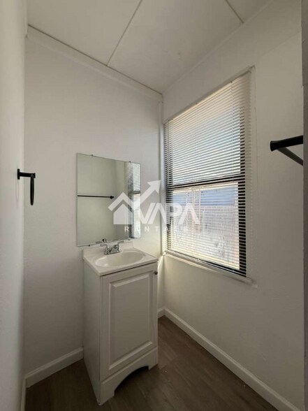 Building Photo - 602 Canton