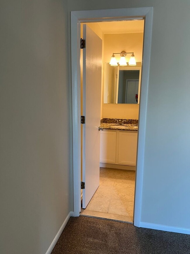 Building Photo - 2 bedroom, 2.5 bath townhome in Pike Creek