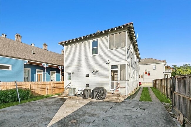 Building Photo - 918 N Hennessey St