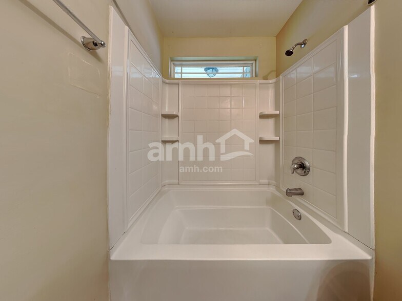 Building Photo - 116 Spring Lakes Dr