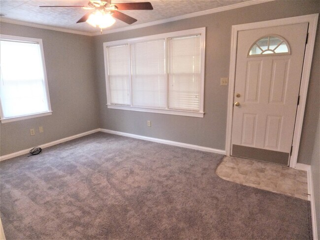 Building Photo - 214 Edgewood Dr