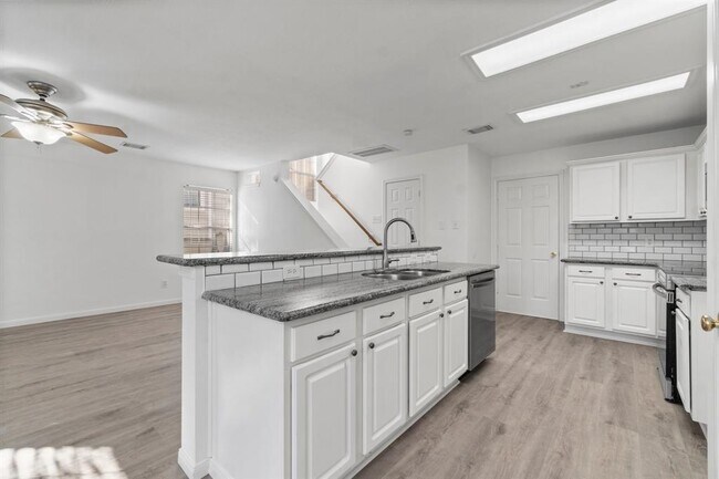 Building Photo - 122 S Walden Elms Cir