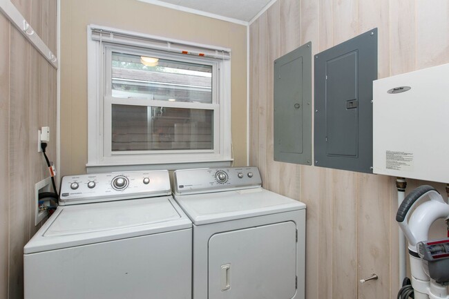 Building Photo - 3BR/2BA Home with Detached Garage – Fletch...