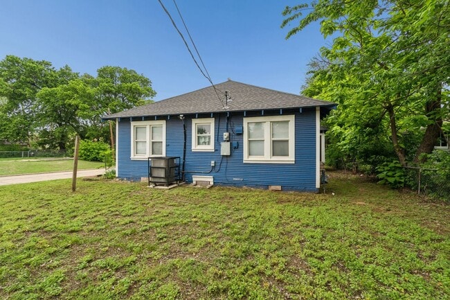 Building Photo - Charming 3-Bedroom Home with Modern Finishes and Inviting Patio!