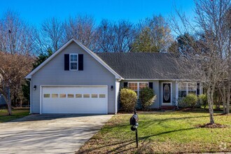 Building Photo - Adorable 3 Bedroom 2 bath RANCH in Fort Mill!