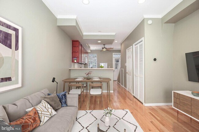 Building Photo - 225 Parker St NE