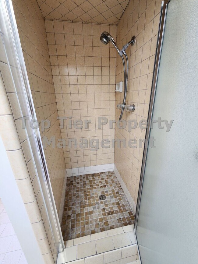 Building Photo - Beautiful 3-bedroom, 2-bathroom home locat...