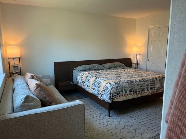 Building Photo - Furnished 3 Bedroom. 2.5 Bath Home in Dundee- Utilities Included