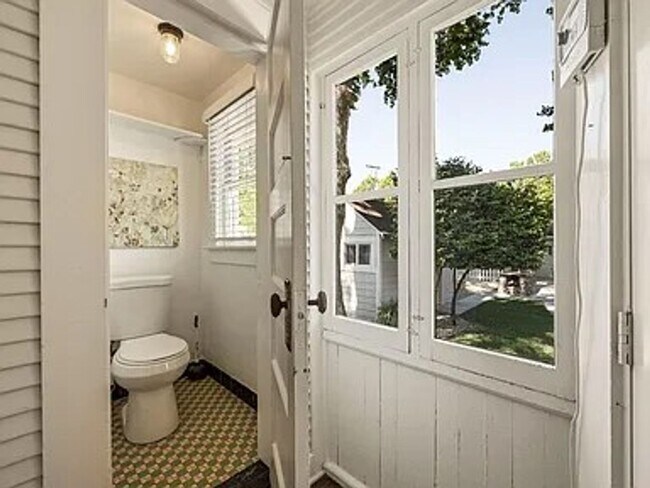 Building Photo - Beautiful vintage home