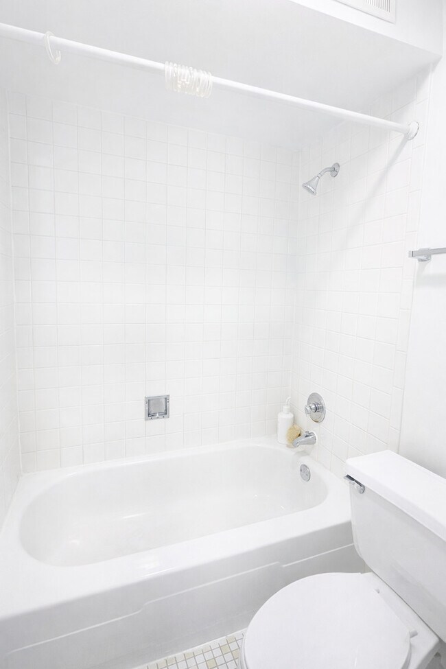 Building Photo - 2650 Brookwood Way Dr