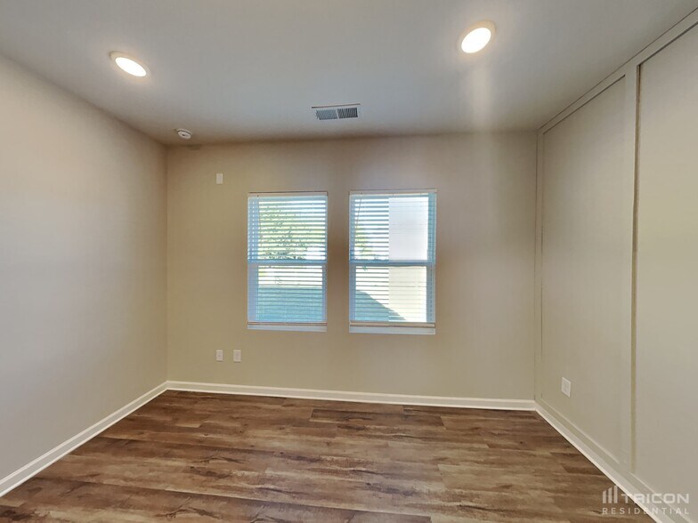 Building Photo - 131 Meriwether Ln