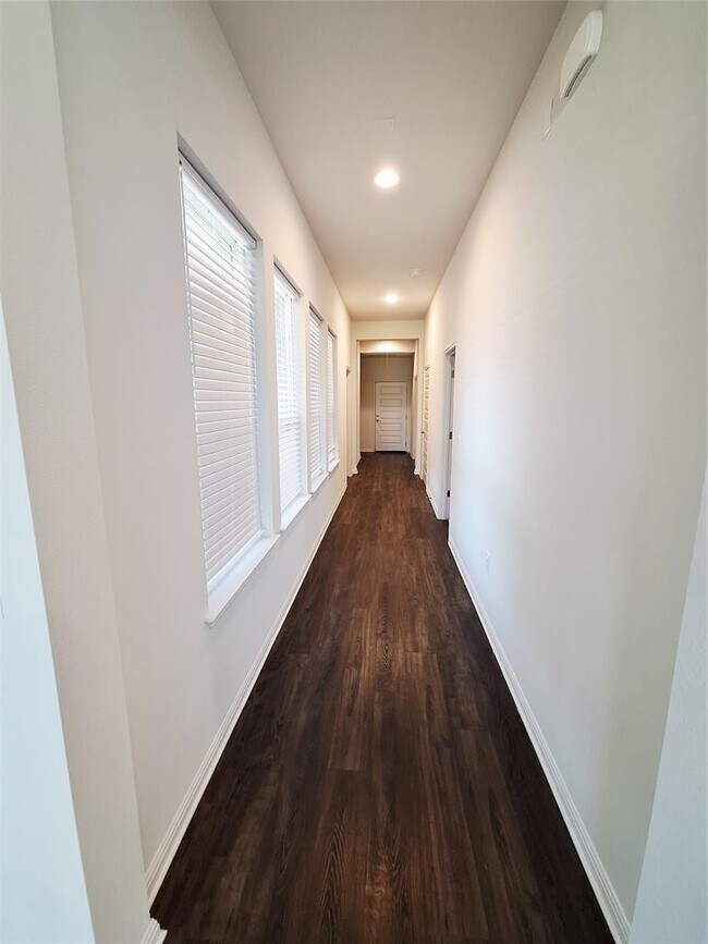 Building Photo - 7800 Hillock Terrace