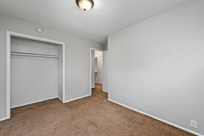 Building Photo - AVAILABLE NOW! 5 Bedrooms, 2 Bathrooms in ...