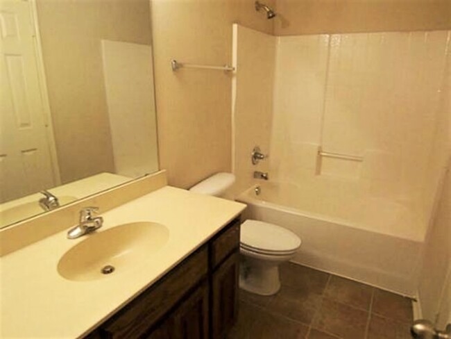 Building Photo - 3 Bed 2.5 Bath Townhome Located In The Vil...