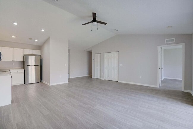Building Photo - 9242 Roan Ln