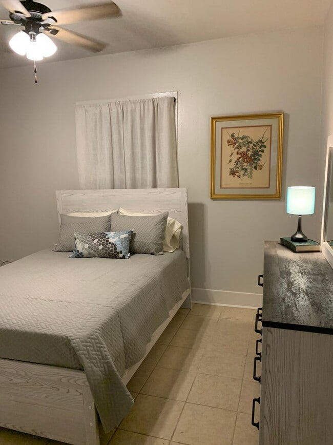 Building Photo - MOVE IN SPECIAL 3BR 2BA HOUSE Capital Heig...