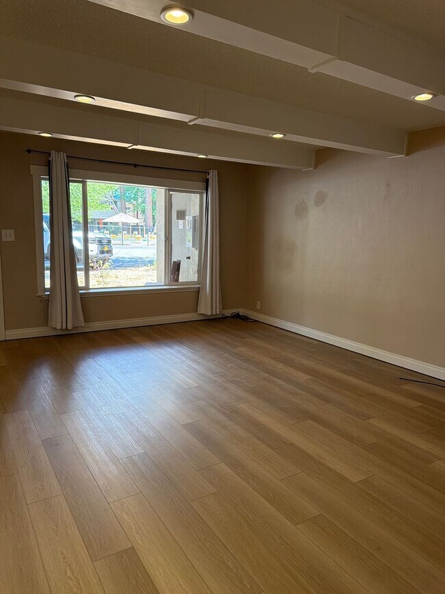 Building Photo - Upgraded Condo in Quiet Condominium Complex