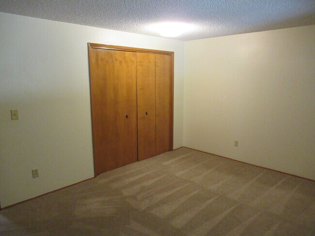 Building Photo - Large Two Bedroom w/ Garage