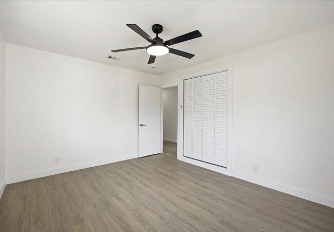 Building Photo - 737 W Ilex Dr