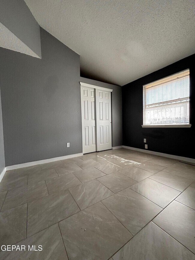 Building Photo - 10930 Delafield Dr