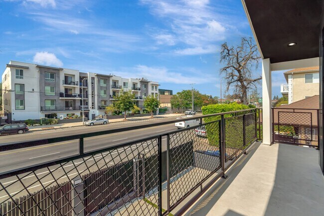 Building Photo - Spacious 3BR NoHo Home w/ Luxury European Finishes