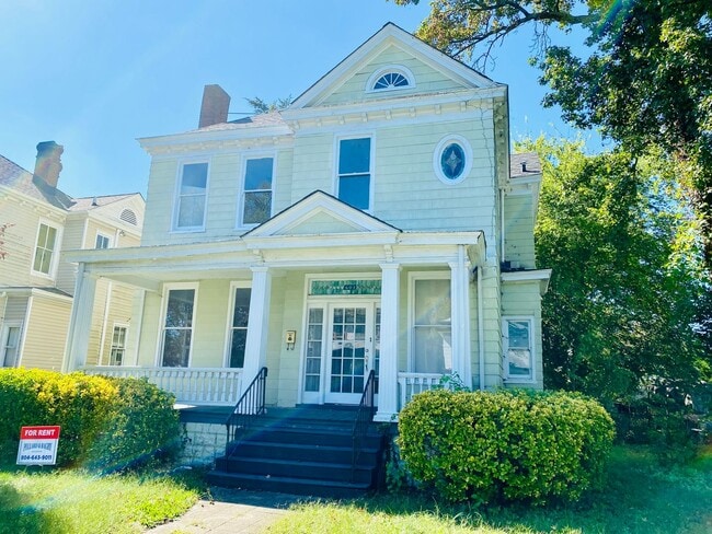 Building Photo - Gorgeous 3 bdrm/2.5 bath newly renovated h...