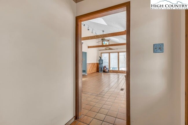 Building Photo - 483 NC-105 Extension