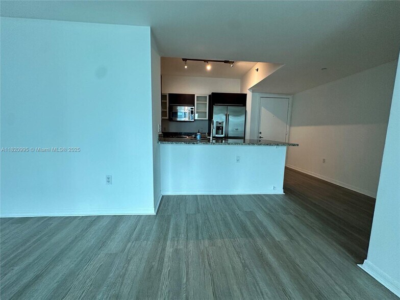 Building Photo - 950 Brickell Bay Dr