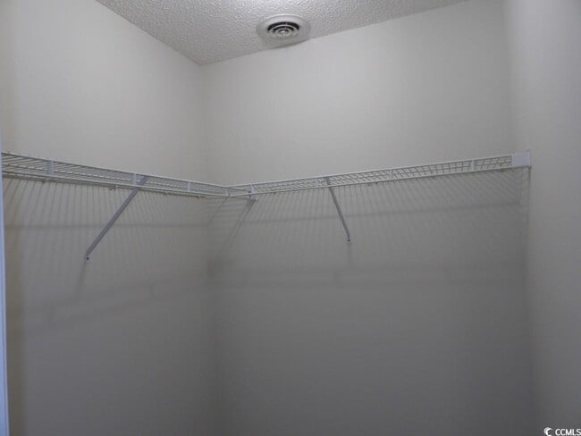 Building Photo - 1095 Plantation Dr
